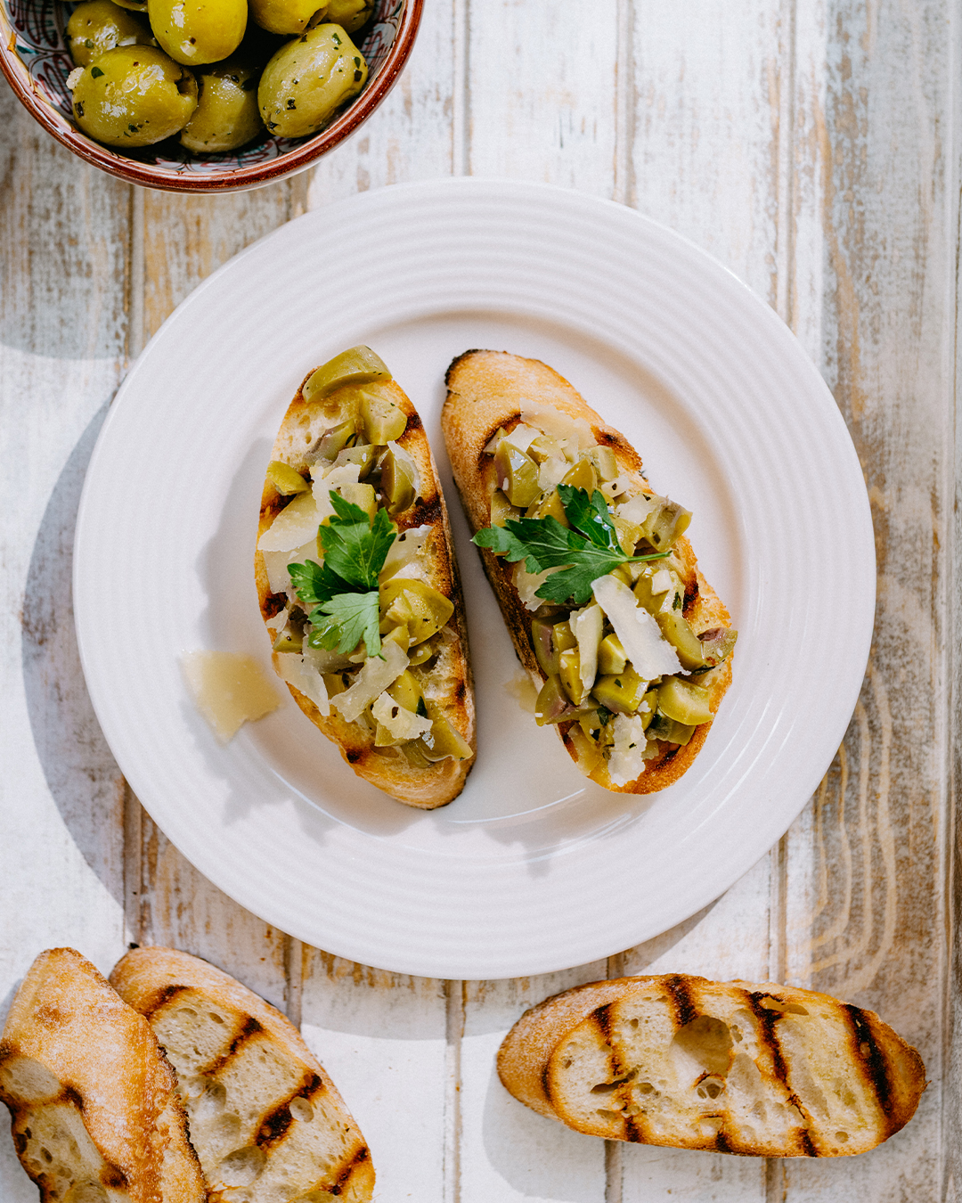 Rezepte für dreierlei Bruschetta Variation: Olive, Pomodora, Funghi